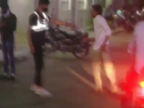 युवक ने रुपए नहीं होने का कहा तो उसके साथ मारपीट की।