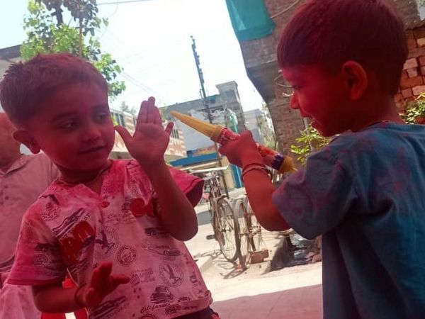 बच्चों ने भी होली का त्योहार मनाया।
