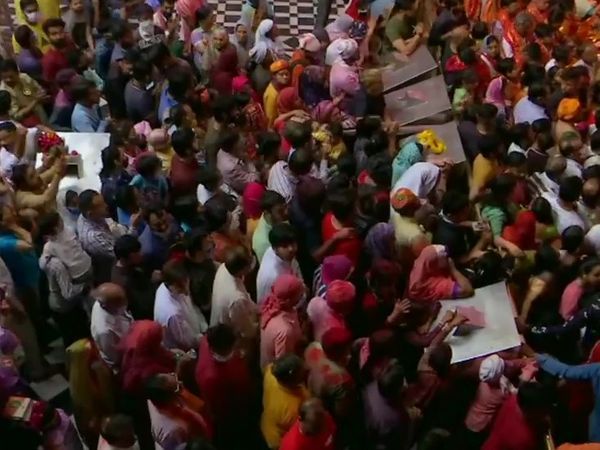 पूरी दुनिया में मशहूर उत्तर प्रदेश के ब्रज की होली की अद्भुत छटा देखने को मिली। यहां बांके बिहारी मंदिर में कन्हाई भक्त अपने आराध्य के साथ प्रेमरस से भरी होली में डूबे दिखे। - Dainik Bhaskar
