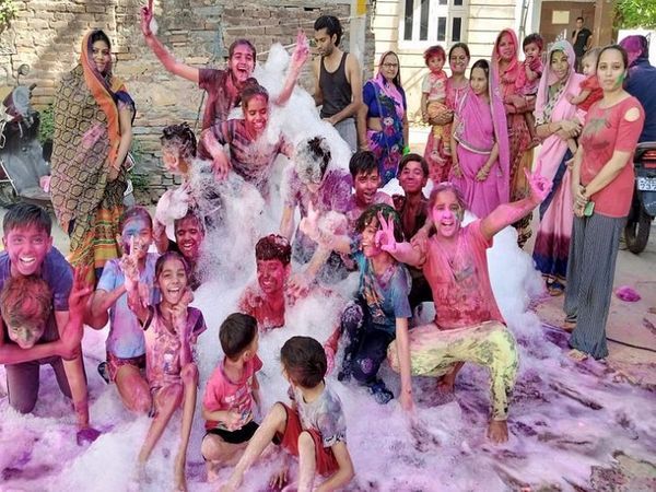 अजमेर में बच्चे झरने सी होली खेल रहे हैं तो दूसरी ओर कपड़ा फाड़ होली का हुड़दंग भी दिखाई देता है।