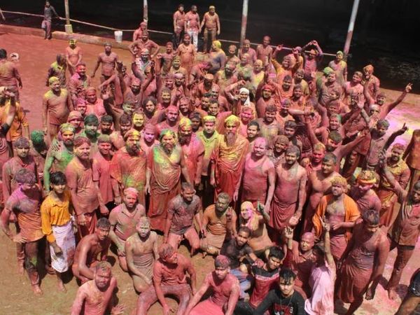 ग्वालियर में सोशल डिस्टेंसिंग भूलकर लोगों ने जमकर होली खेली। गली-मोहल्लों में भी लोग कोरोना से बेपरवाह नजर आए।