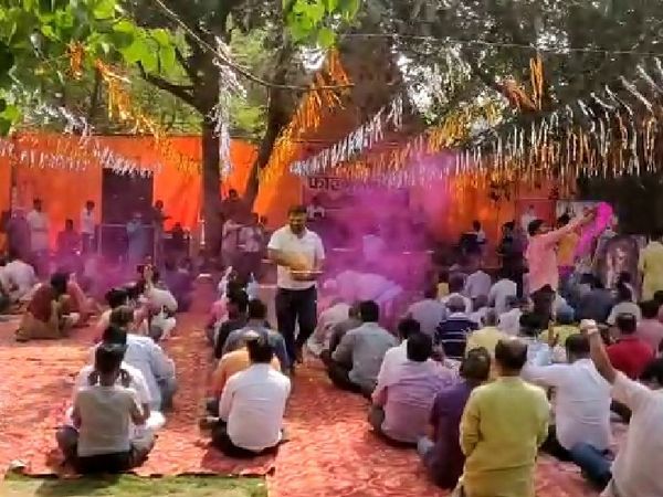 गोरखपुर में सांसद रवि किशन होली की मस्ती में डूबे नजर आए। इस दौरान कोरोना गाइड लाइन का पालन करते हुए लोगों को कतार में बिठाया गया था। फाग गीतों की धुन के साथ लोगों पर अबीर गुलाल की बारिश की गई।