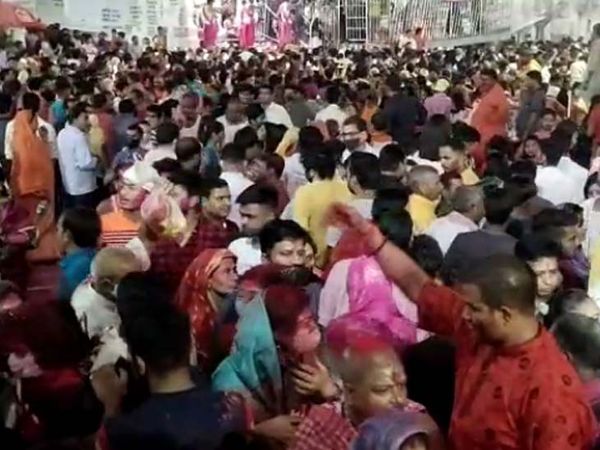 झारखंड के देवघर में स्थित बाबा बैद्यनाथ मंदिर में होली के अवसर पर हरी और हर का मिलन हुआ। इस ऐतिहासिक क्षण को देखने के लिए यहां लोगों की काफी भीड़ जुटी।