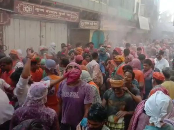 ठाकुर जी पर बरसाए फूल: मंदिरों में फाग से शुरू हुआ होली का उल्लास, ठाकुर जी को गुलाल लगाई और अबीर उड़ाकर उत्सव मनाया