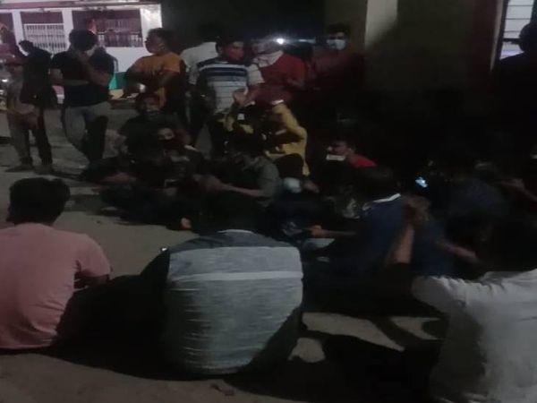 शहपुरा थाने के सामने देर रात धरने पर बैठे बीजेपी कार्यकर्ता व नेता।