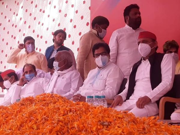 अखिलेश के साथ डॉक्टर राम गोपाल यादव भी नजर आए।