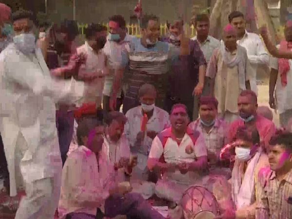 यह फोटो अमृतसर की है। यहां भी लोगों ने ढोलक-मंजीरा बजाकर होली मनाई। लोग रंग-गुलाल में रंगे हुए नजर आए।