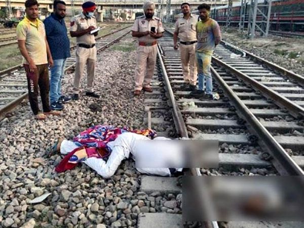 बठिंडा के संतपुरा इलाके में रेलवे ट्रैक के किनारे पड़ी अधेड़ उम्र के व्रूक्ति की लाश और मुआयाना करने पहुंची GRP की टीम। - Dainik Bhaskar