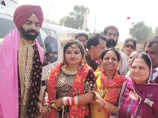 परिवार के सदस्य दुल्हन को छोड़ने हेलीपैड पर पहुंचे।