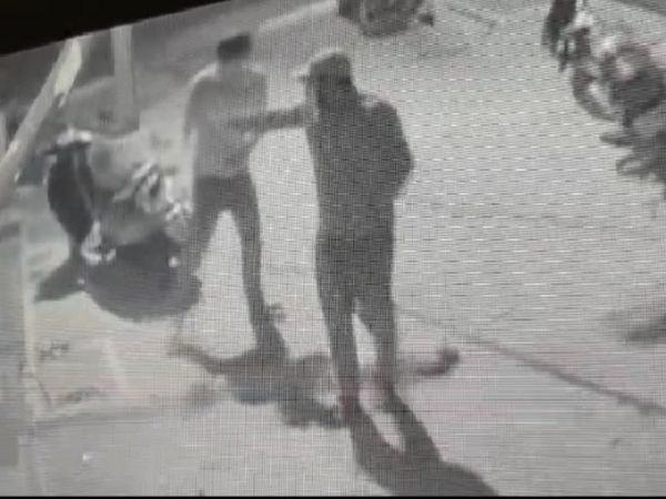 घर में छुपे संदीप पर बाहर खड़े बदमाश गोलियां चलाते हुए सीसीटीवी कैमरे में कैद हुए हैं