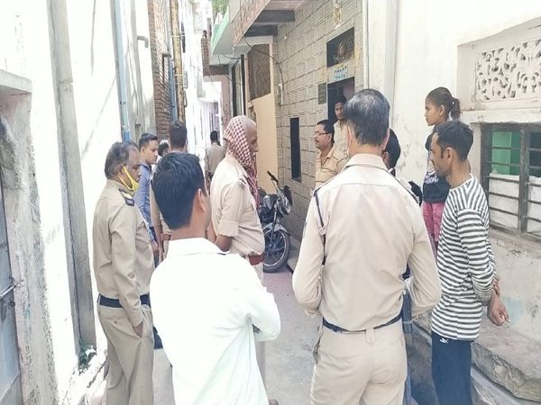 फायरिंग की घटना के बाद हजीरा के कांचमील में पूछताछ करती पुलिस, किसी ने गोली चलाते हुए नहीं देखा सिर्फ आवाज सुनी है - Dainik Bhaskar