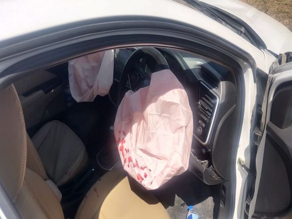 टक्कर के बाद कार के एयर बैग खुलने से बड़ा हादसा टला।