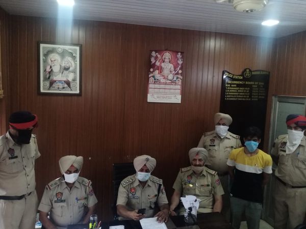 पकड़े गए लुटेरे के बारे में जानकारी देते पुलिस अफसर। - Dainik Bhaskar