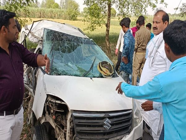बिजली के पोल से टकराने के बाद क्षतिग्रस्त कार।