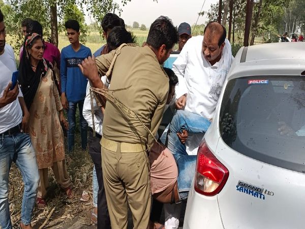 हादसे के बाद बचाव में जुटे स्थानीय लोग। किसी तरह से शवों को बाहर निकाला गया।