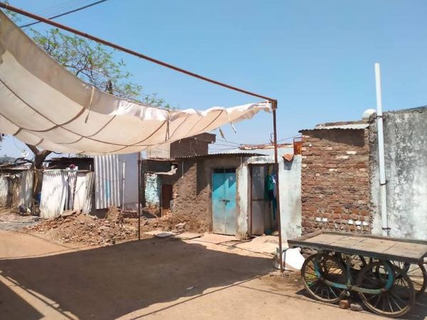 खंडवा की बंगाली कॉलोनी में यहां रहती थी तमन्ना (नीले दरवाजे वाला घर)