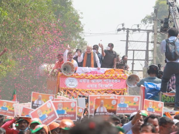 चुनाव प्रचार के आखिरी दिन मंगलवार को गृहमंत्री अमित शाह ने नंदीग्राम, डेबरा और पंसकुरा पश्चिम में रोड शो किया।
