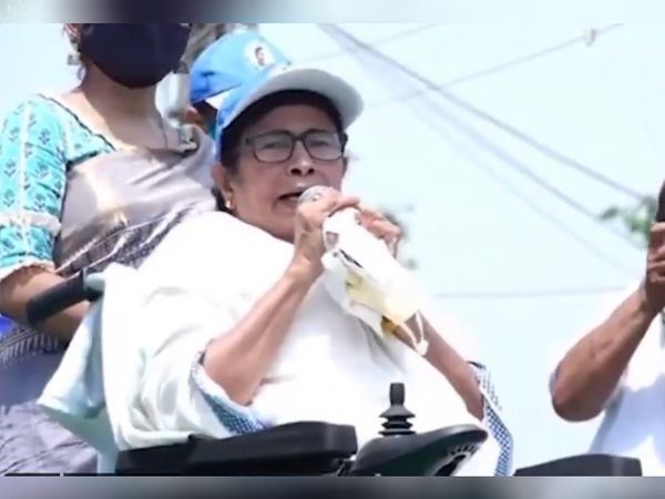 मुख्यमंत्री ममता बनर्जी पिछले चार दिनों से नंदीग्राम में ही हैं। मंगलवार को उन्होंने भागाबेड़ा में व्हीलचेयर पर बैठकर पदयात्रा की अगुआई की।