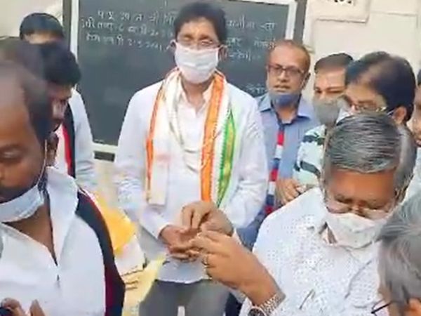 कांग्रेस प्रत्याशी और रामास्वामी पेरियार के वंशज राम इलांगोवन चुनाव प्रचार के दौरान जैन मंदिर में दर्शन के बाद बाहर निकलते हुए।