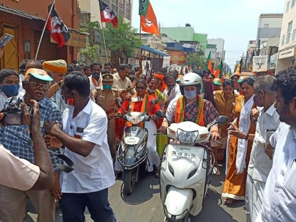 हाल ही में साउथ कोयंबटूर में चुनाव प्रचार के दौरान केंद्रीय मंत्री स्मृति ईरानी स्कूटर चलाती हुई नजर आईं थीं।