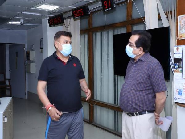 स्टेट लोड डिस्पैच सेंटर में अभियंता केके प्रभाकर से चर्चा करते मंत्री तोमर।
