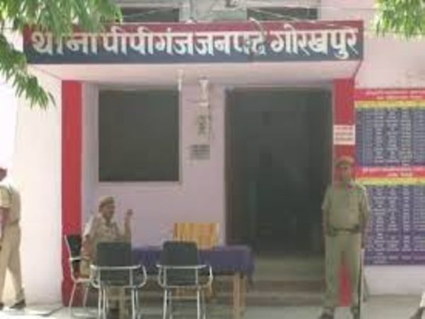 यूपी के गोरखपुर में पीपीगंज थाने के एक सिपाही का वीडियो तेजी से वायरल हो रहा है जिसमें वह एक दुकानदार को मुर्गा न देने के लिए अभद्र भाषा का इस्तेमाल कर रहा है। - Dainik Bhaskar