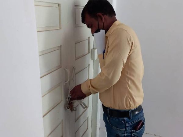 बंगले का ताला तोड़कर पदाधिकारियों ने अपना ताला लगा दिया।