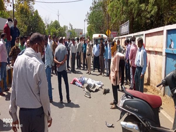 हादसे के बाद सड़क पर पड़ा रिटायर्ड प्रोफेसर का शव, घटना के समय वह विश्वविद्यालय आ रहे थे, यहां वह अभी करेक्शन सेल में सेवाएं दे रहे थे