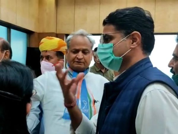 अशोक गहलोत को फेस मास्क लगाने के लिए कहते सचिन पायलट।