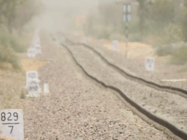 बाड़मेर। तेज धूप और गर्म हवा के कारण पटरियां कुछ ऐसी नजर आईं। (फोटो: नरपत रामावत)