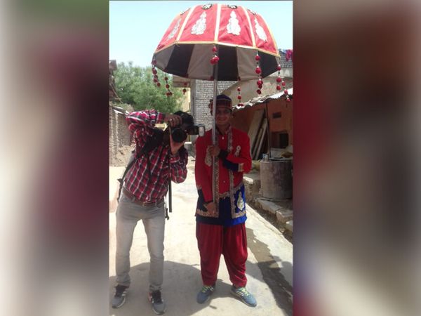 बूंदी। फोटो लेते समय तेज धूप से बचने के लिए छाते का लेना पड़ा सहारा। (फोटो: नितिन गौतम)