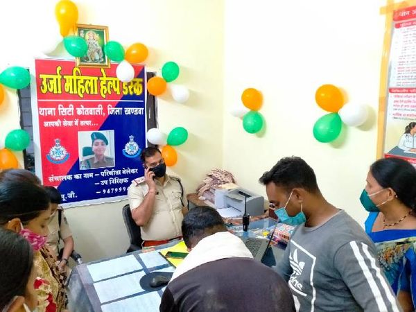 शिकायत करने लोग बुधवार को थाने पहुंचे।
