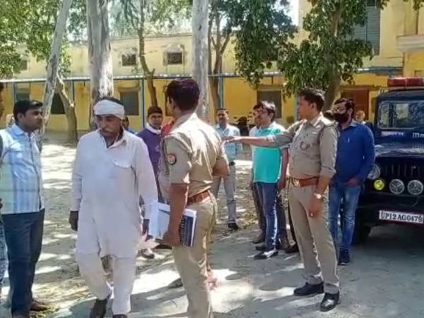 इंटर कॉलेज में पड़ताल करती पुलिस। - Dainik Bhaskar