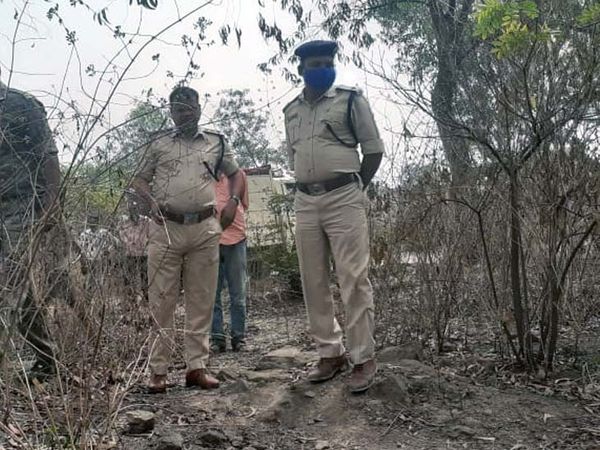 निरसा थाना प्रभारी सुभाष कुमार सिंह ने कहा कि मृतक के परिजनों द्वारा हत्या की आशंका व्यक्त की गई है।