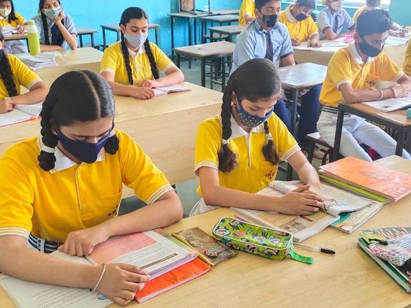 भरी गर्मी में दोपहर 2 से 4.30 बजे तक इम्तिहान: आठवीं बोर्ड परीक्षा का टाइम टेबल घोषित, 6 से 25 मई के बीच होंगे एग्जाम; हिन्दी में सर्वाधिक अंतराल, S.St. में जरूरत से कम