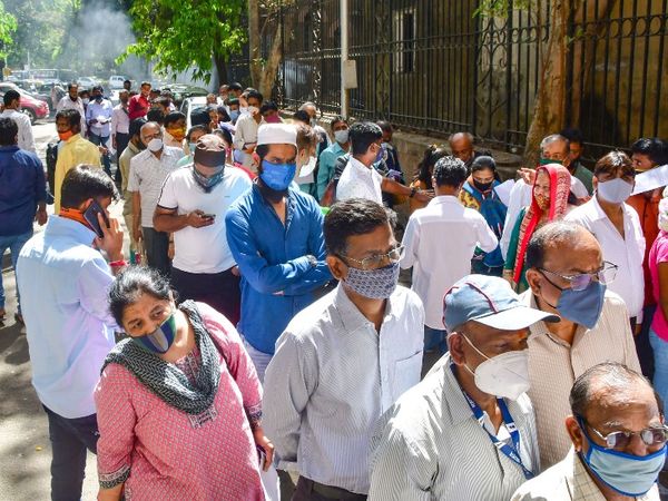 यह तस्वीर मुंबई के सेशन कोर्ट के बाहर की है। यहां के कर्मचारी टेस्टिंग के लिए लाइन में लगे हुए हैं।