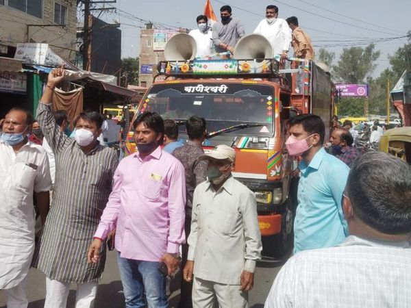 वाहन में सवार होकर कांग्रेसी राजवाड़ा सहित कई इलाकों में विरोध स्वरूप निकले।
