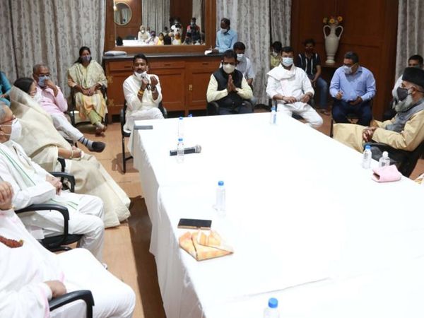 रेसीडेंसी कोठी में धर्म गुरुओं के साथ बैठक कर सुझाव लिए गए।