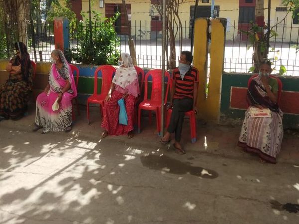 महिलाएं भी बड़ी संख्या में वैक्सीनेशन के लिए पहुंचीं।