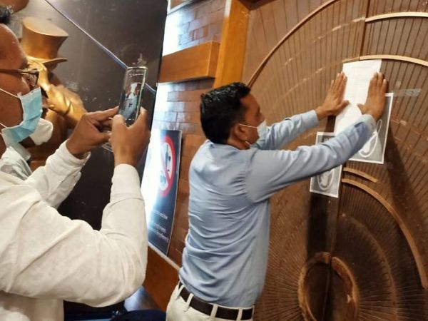 सीलिंग की कार्रवाई करते प्रशासनिक अधिकारी।