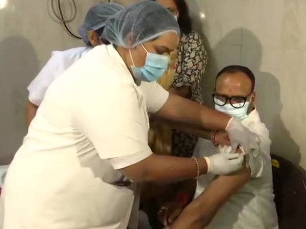 उत्तर प्रदेश के कानून मंत्री बृजेश पाठक ने लखनऊ के सिविल अस्पताल में कोरोना वायरस वैक्सीन की पहली डोज लगवाई। - Dainik Bhaskar