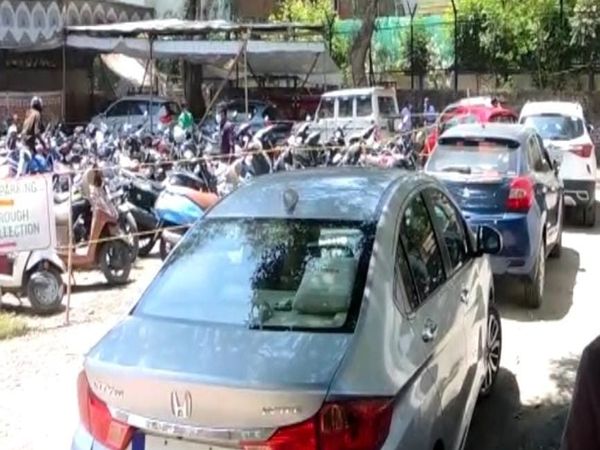 केम्पस में अपनी गाडियों में बैठे इंतजार करते हुए