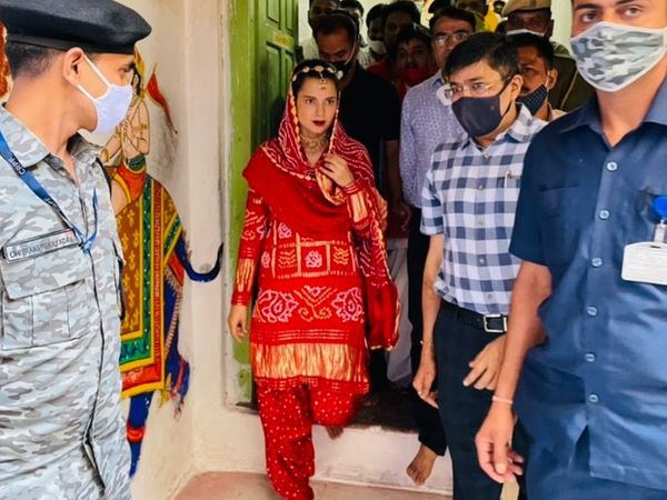 कंगना को देखने जुटी भीड़ के बाद कंगना को मंदिर परिसर से बाहर निकाला गया।