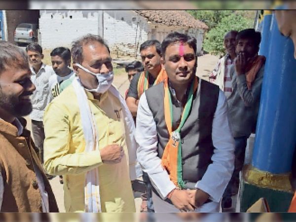 संपर्क में आए और जनता के बीच बिना मास्क लगाए किया जनसंपर्क