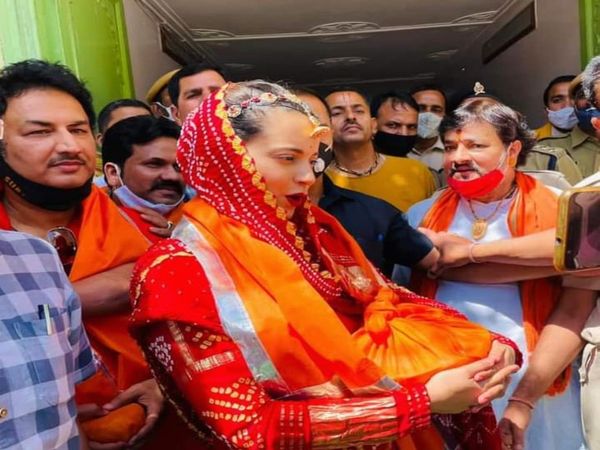 श्रीनाथजी के दर्शन करने के बाद फैंस के बीच इस तरह पहुंची अभिनेत्री कंगना।