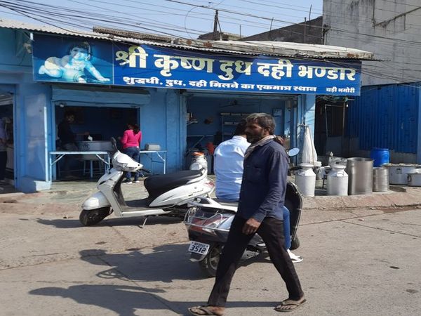 दूध की दुकान भी खुली रहीं।