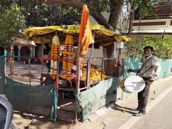 रंगपंचमी पर इनाम लेने निकल पड़ा ढोल वाला।