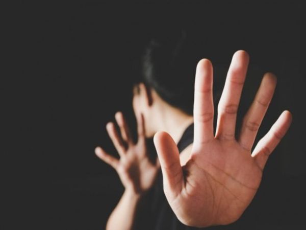 सारा की वेबसाइट पर युवाओं, महिलाओं ने अपने साथ स्कूलों में हुए यौन दुराचार के बारे में बताया है। अब तक 10 हजार से ज्यादा लोग अनुभव शेयर कर चुके हैं। -सिम्बॉलिक इमेज - Dainik Bhaskar
