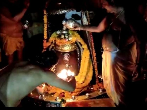 भस्म आरती के दौरान बाबा महाकाल को टेसू के फूलों से बना रंग लगाया गया।
