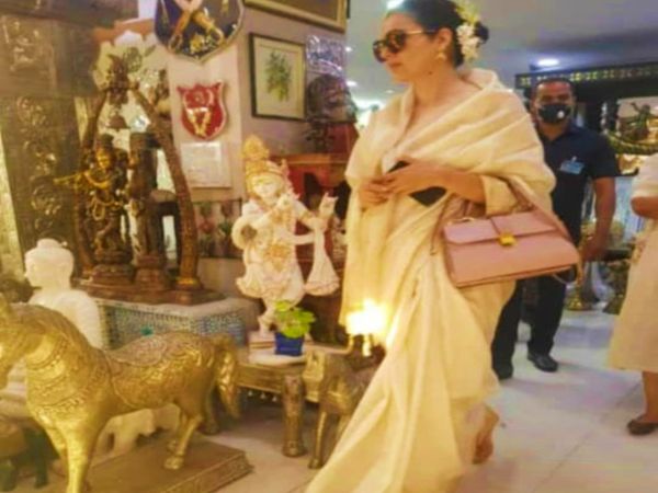 गुरुवार को उदयपुर के बाजारों में खरीदारी करती अभिनेत्री कंगना रनौत।